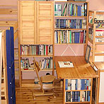 自作デザインできる組み立て家具「イキクッカ」で作った本棚付きデスク例10