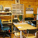 自作デザインできる組み立て家具「イキクッカ」で作った本棚付きデスク例2